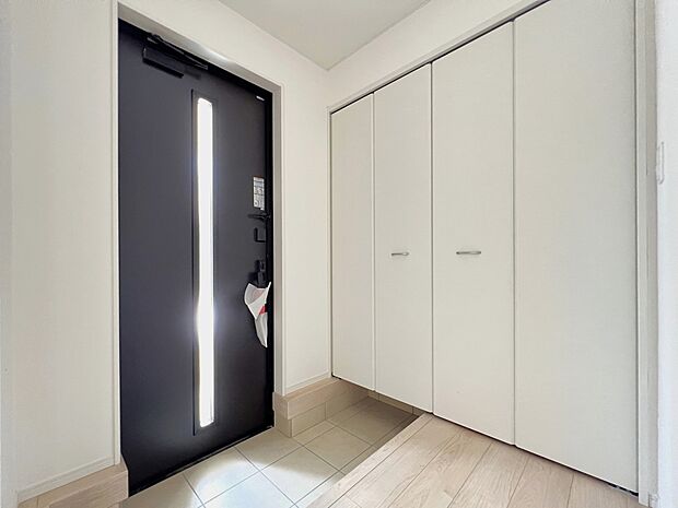 【同仕様写真(その他内観)】大容量収納スペース完備の玄関(同仕様)