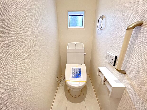 【同仕様写真(その他内観)】トイレは各階にご用意。ウォシュレット機能付き(同仕様)