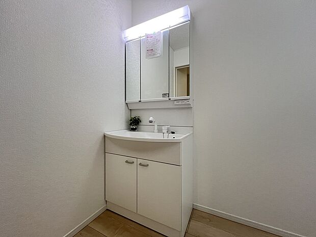 【洗面台・洗面所】三面鏡仕様の洗面化粧台 脱衣所は広めの設計です(3号棟)