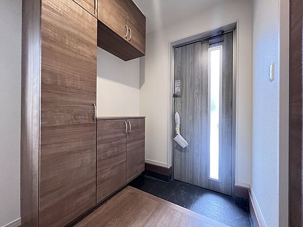 【同仕様写真(その他内観)】シューズボックス付きの明るい玄関(同仕様)