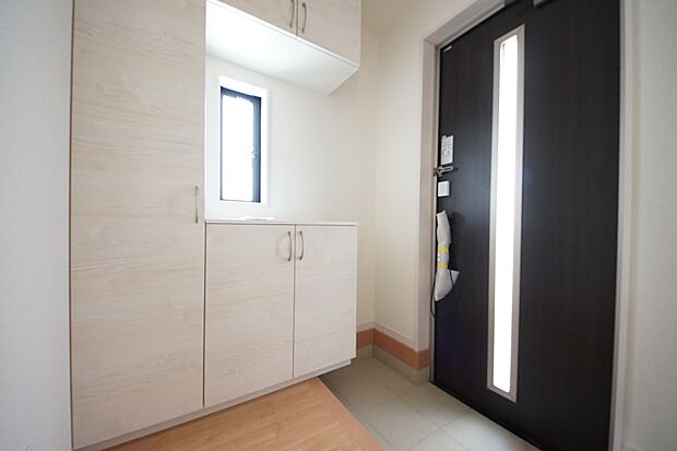 【同仕様写真(その他内観)】シューズボックス付きの玄関(1号棟同仕様)