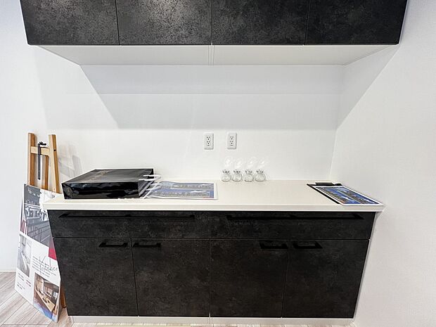 【同仕様写真(キッチン)】キッチンにはうれしいカップボードを設置しました(1号地同仕様)