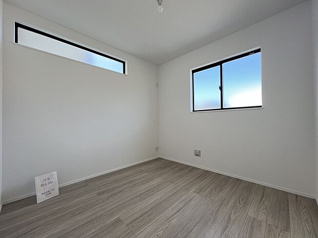 【洋室】洋室4.5帖 二面採光で明るい印象です お子さまの居室にちょうど良い広さ!