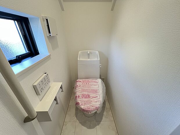 【トイレ】トイレは各階にご用意。ウォシュレット機能付き(E号棟)
