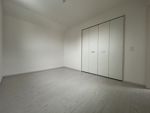 【洋室】洋室6帖 2階には洋室を3部屋ご用意いたしました(2号棟)