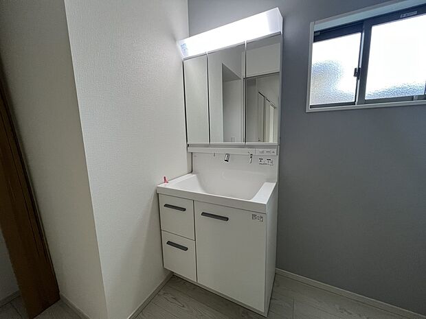 【洗面台・洗面所】三面鏡仕様の洗面化粧台(2号棟)