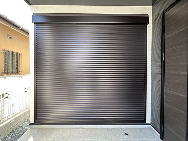 【防犯設備】外観を損なわないシンプルなデザインのシャッター。防犯や台風対策に効果的です
