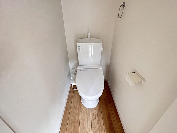 【同仕様写真(その他内観)】トイレは各階にご用意。ウォシュレット機能付(1号棟同仕様)