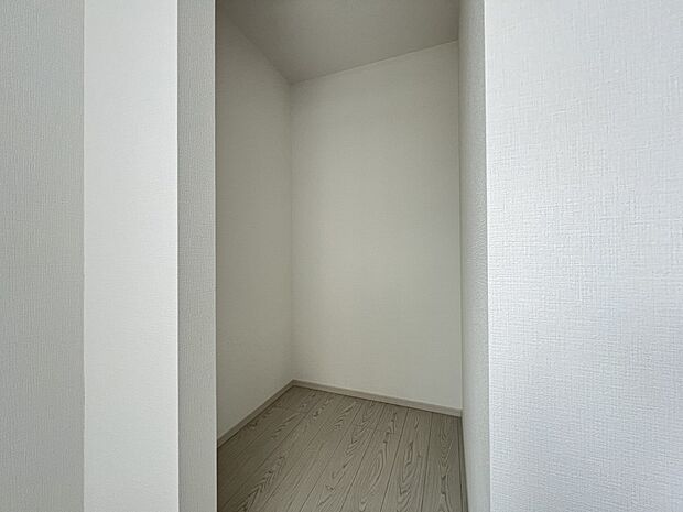 【同仕様写真(その他内観)】ウォークインクローゼット(同仕様)