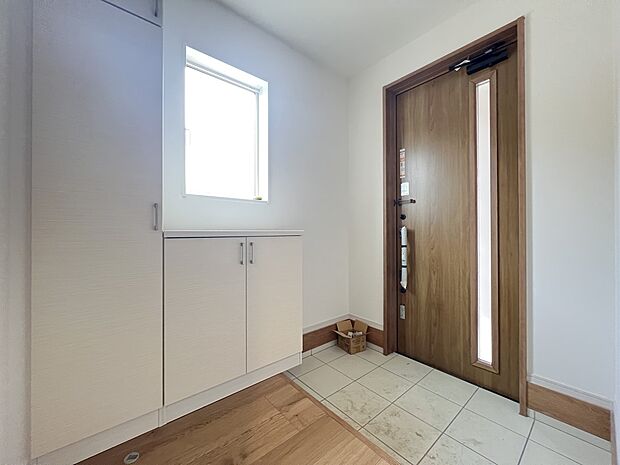 【玄関】ゆとりのある玄関空間は、家族や来客が快適に出入りできる環境を提供します