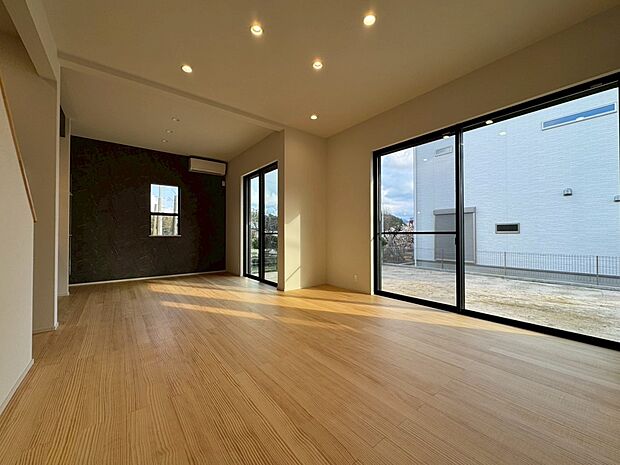 【リビング】家族団らんにピッタリの明るいリビング 是非現地でご体感ください(9号地)