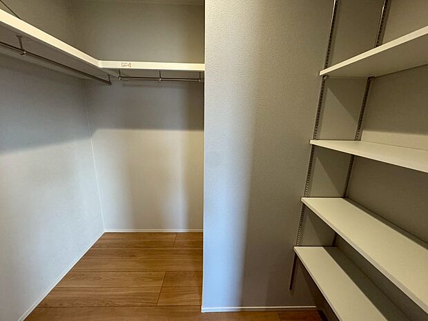 【ウォークインクローゼット】ハンガーパイプ、可動棚付きのウォークインクローゼット(9号地)