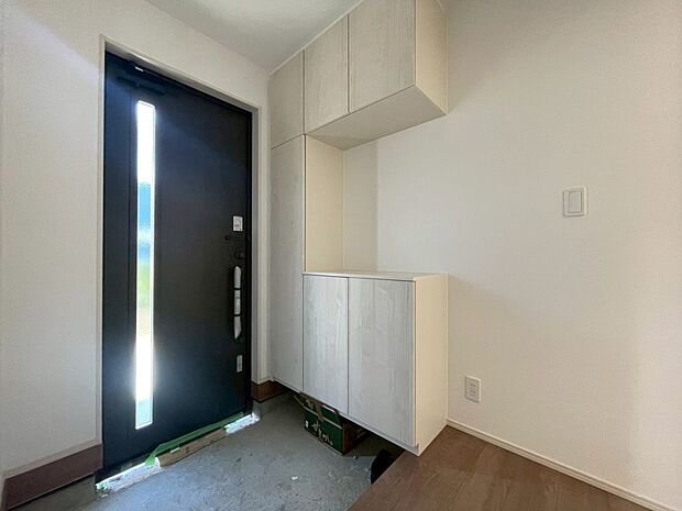 【玄関】シューズボックス付きの明るい玄関