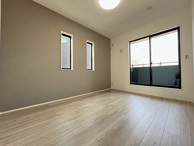 【同仕様写真(その他内観)】洋室6.7帖 小窓が並ぶお部屋です(1号地同仕様)