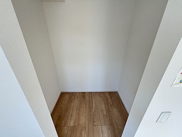 【同仕様写真(その他内観)】ハンガーパイプ付きのウォークインクローゼット(同仕様)