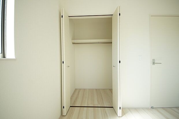 【同仕様写真(その他内観)】クローゼット収納(1号棟同仕様)