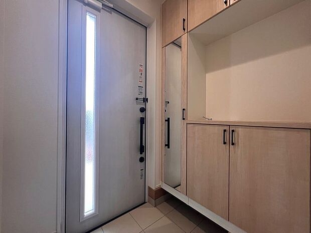 【同仕様写真(その他内観)】シューズボックス付きの玄関(2号棟同仕様)