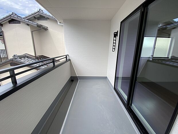 【同仕様写真(その他内観)】バルコニーは2部屋に設置いたします(1号棟同仕様)