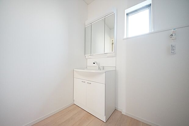 【同仕様写真(その他内観)】三面鏡仕様の洗面化粧台(同仕様)