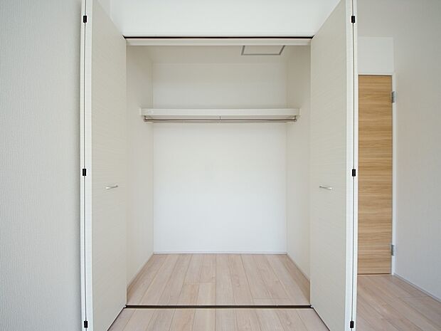 【同仕様写真(その他内観)】クローゼット収納(3号棟同仕様)