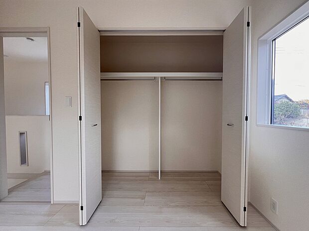 【同仕様写真(その他内観)】クローゼット収納(1号棟同仕様)