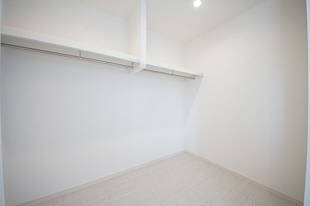 【同仕様写真(その他内観)】ウォークインクローゼット(同仕様)