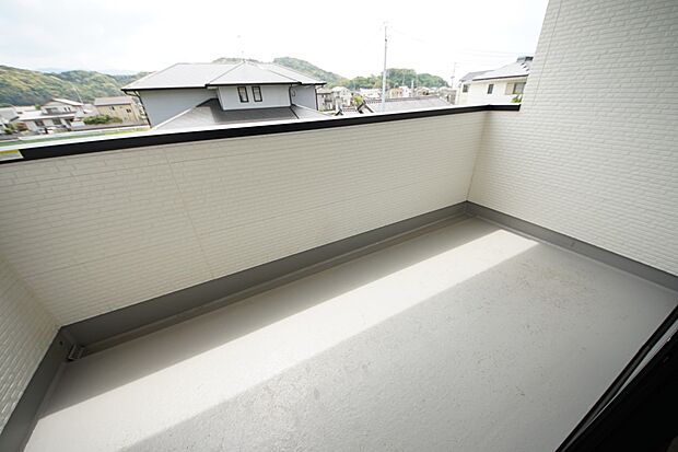 【同仕様写真(その他内観)】洋室10.5帖から出入り可能なバルコニー(2号棟同仕様)