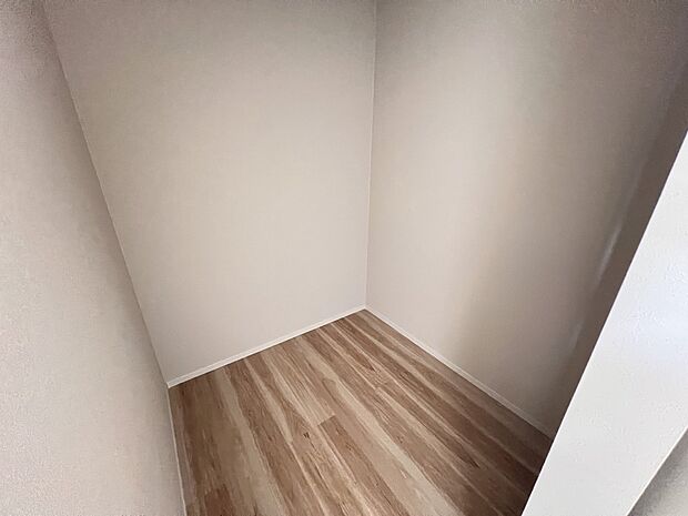 【その他内観】ウォークインクローゼット（1号棟同仕様)