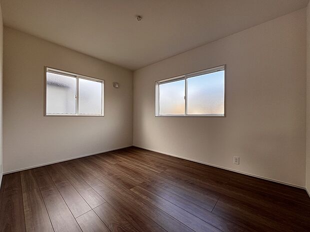 【同仕様写真(その他内観)】洋室5.5帖 二面採光の明るいお部屋です(同仕様)