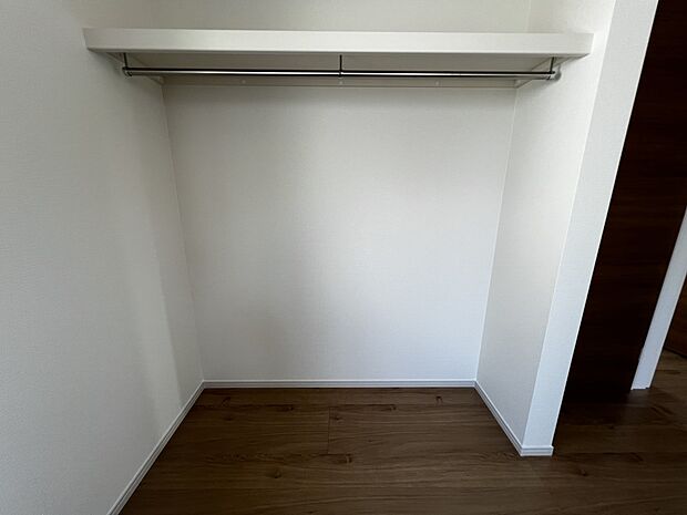 【同仕様写真(その他内観)】クローゼット収納（同仕様)