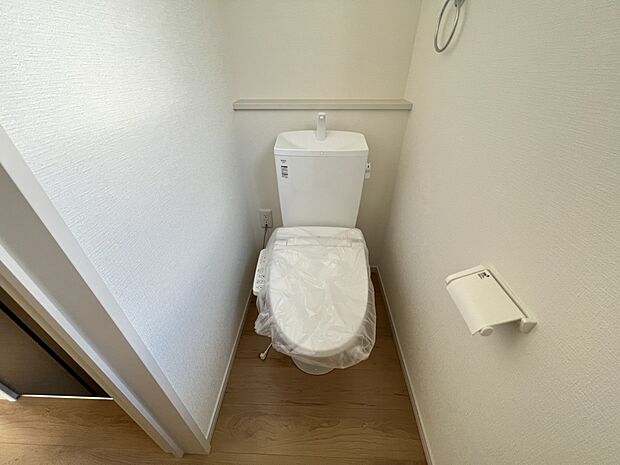 【同仕様写真(その他内観)】トイレはウォシュレット機能付き（同仕様）