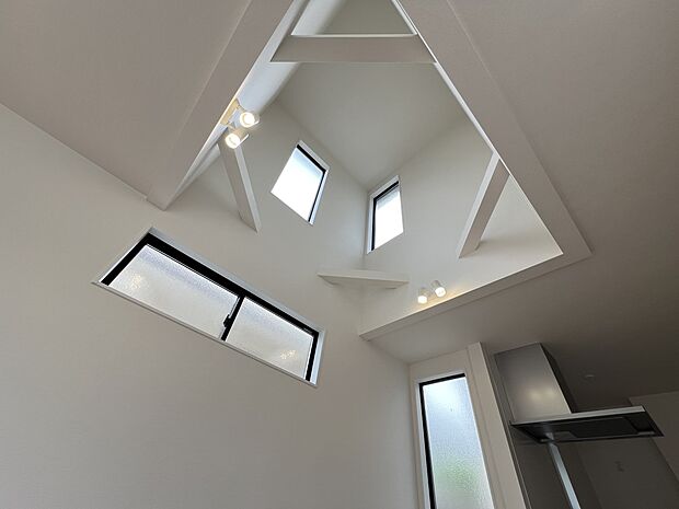 【リビング】リビングは一部吹抜仕様！開放的な空間を提供します