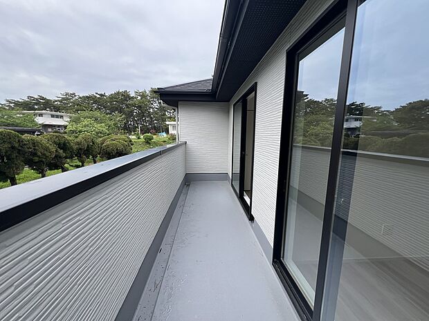 【バルコニー】こちらは4.8帖と5.7帖の2部屋から出入り可能!南西向きです