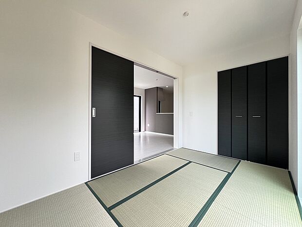 【同仕様写真(その他内観)】リビング続き間の和室5帖　ホッと一息つける癒しの空間です(同仕様)