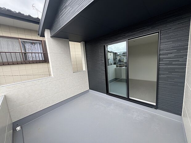 【バルコニー】7帖の洋室から出入り可能なバルコニー(1号棟)