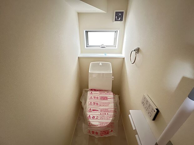 【トイレ】トイレは各階にご用意。ウォシュレット機能付き(1号棟)