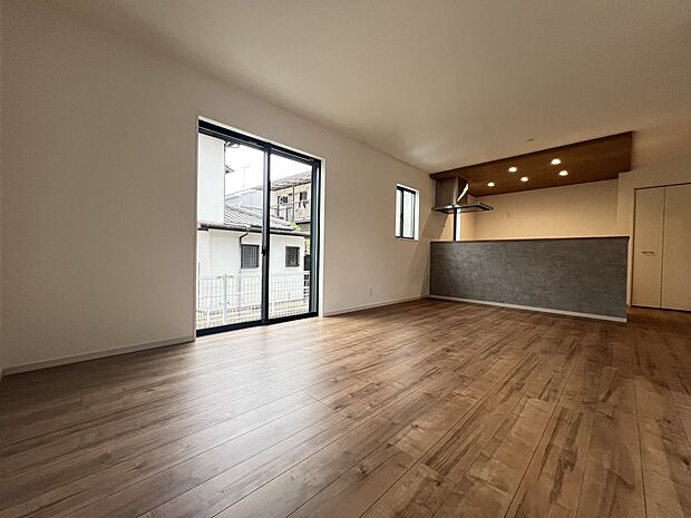 【リビング】LDK16.87帖 大きな掃き出し窓から豊かな自然光を取り込みます