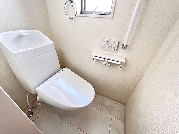 【同仕様写真(その他内観)】トイレは各階にご用意。ウォシュレット機能付き(1号棟同仕様)