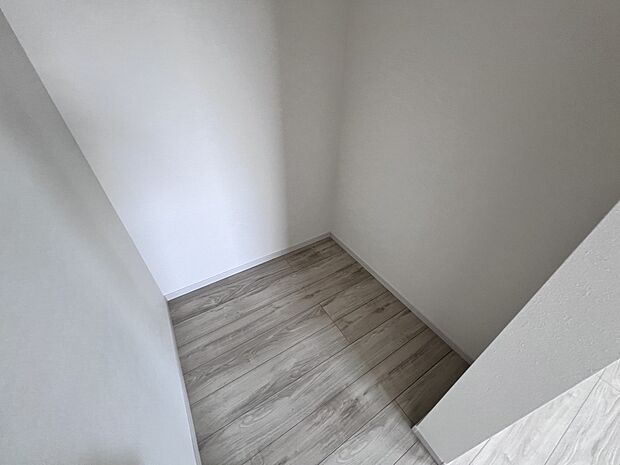 【同仕様写真(その他内観)】ウォークインクローゼット(2号棟同仕様)