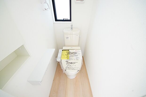 【同仕様写真(その他内観)】トイレは各階にご用意。ウォシュレット機能付き(1号棟同仕様)