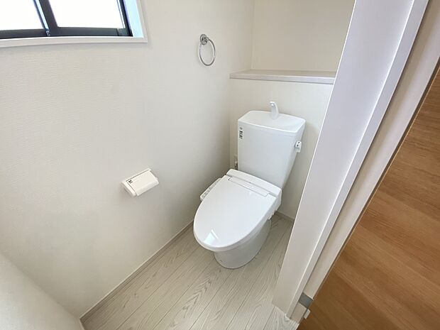 【同仕様写真(その他内観)】トイレは各階にご用意。ウォシュレット機能付き(同仕様)