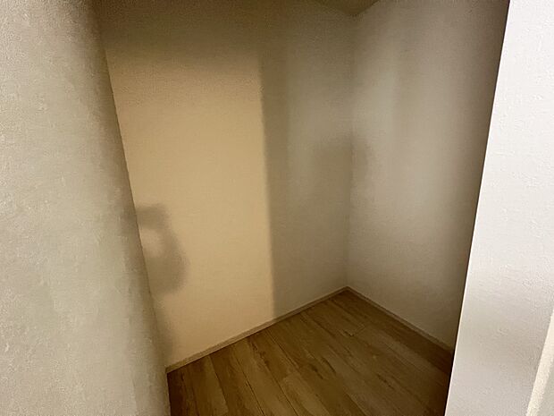 【収納】脱衣室横には収納に便利なスペースをご用意(1号棟)