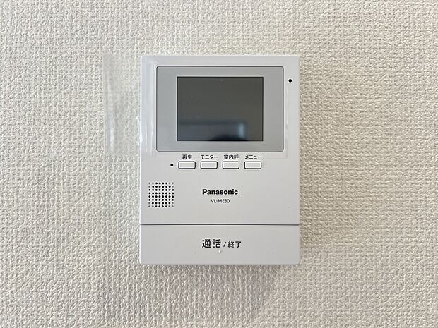 【防犯設備】TVモニター付きインターホン　手放し通話ができ、  送話表示灯で送話・受話状態が確認できます（同仕様)