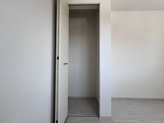 【同仕様写真(その他内観)】クローゼット収納(同仕様)