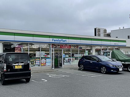 ファミリーマート 福岡田村五丁目店 600m(8分)