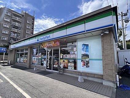 ファミリーマート 福岡屋形原三丁目店 200m(3分)
