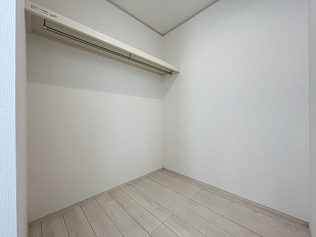 【同仕様写真(その他内観)】ウォークインクローゼット(同仕様)