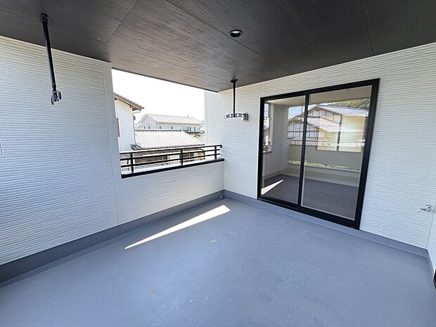 【バルコニー】2部屋から出入り可能な広々バルコニー　嬉しい屋根付きです(1号棟)