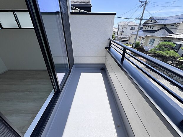 【同仕様写真(その他内観)】洋室6.5帖からアクセス可能なバルコニー（同仕様)