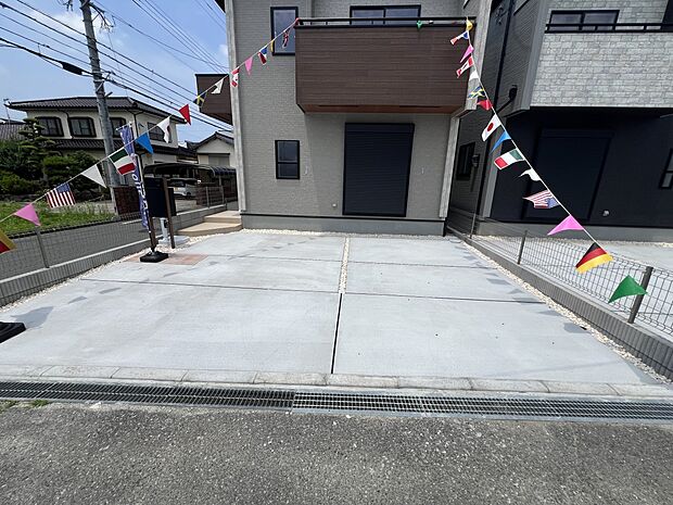 【駐車場】お車は2台並列で駐車可能です